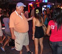 Dicker Tourist, junges Mädchen