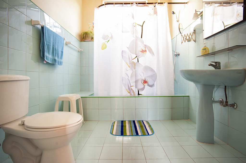 Sauberes Badezimmer, mit Warmwasser