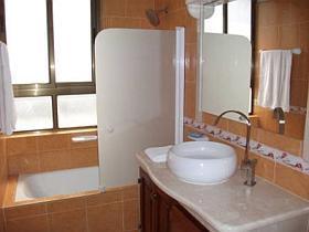 bathroom in casa particular
